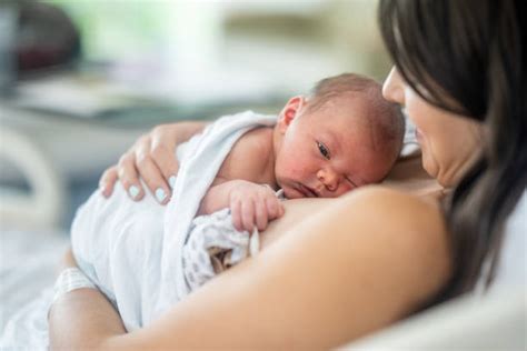 450+ Baby Skin To Skin fotos de stock, imagens e fotos royalty-free ...
