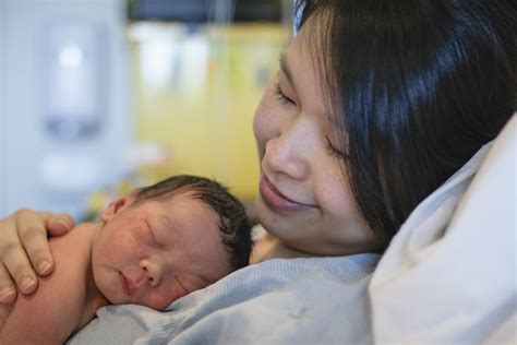 Skin to Skin Contact and Why it Is Good for Babies - Pathways.org
